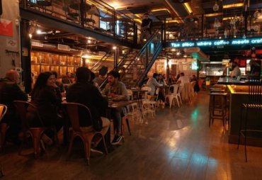 Após vacinação, bares e restaurantes têm faturamento próximo a 2019 Após vacinação, bares e restaurantes têm faturamento próximo a 2019